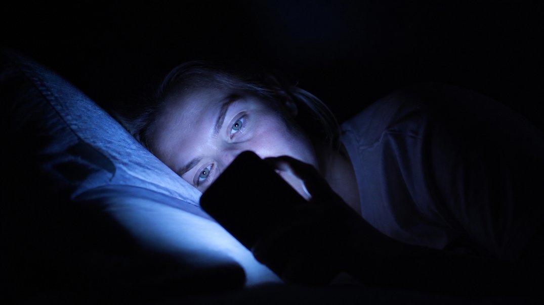 screen time before bed myths and evidence
